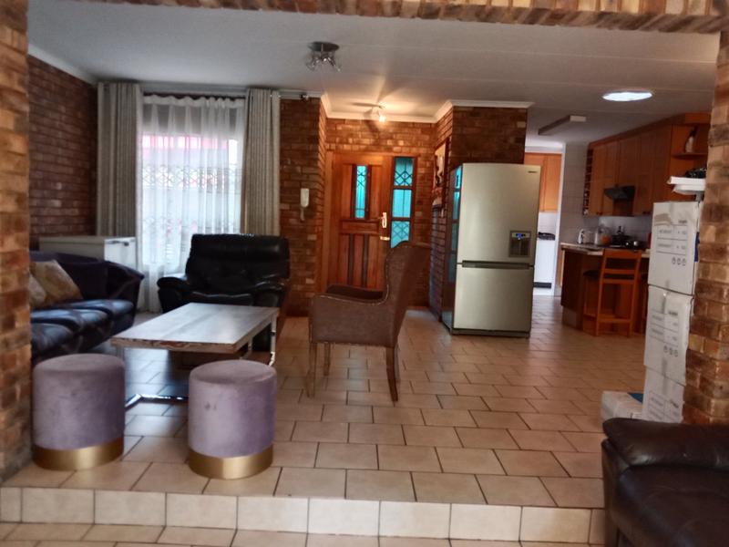 5 Bedroom Property for Sale in Ninapark Gauteng