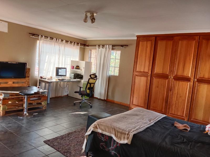 5 Bedroom Property for Sale in Ninapark Gauteng