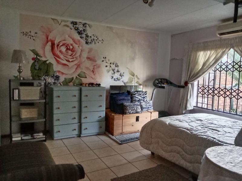 5 Bedroom Property for Sale in Ninapark Gauteng