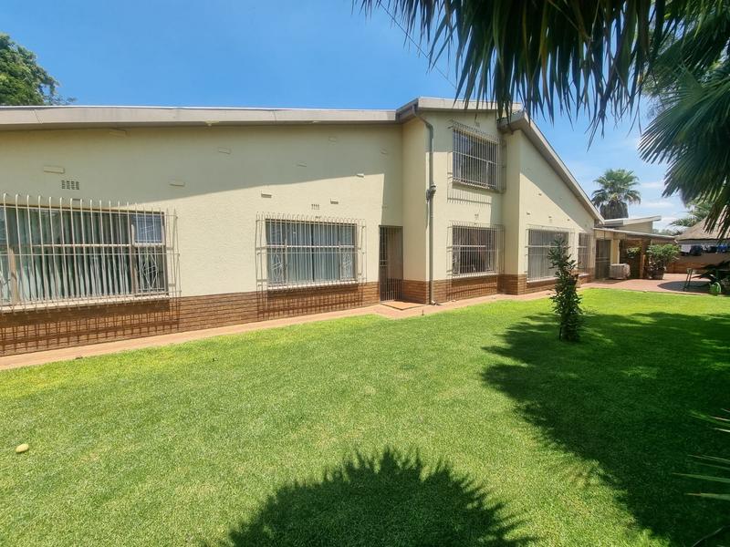 6 Bedroom Property for Sale in Rothdene Gauteng