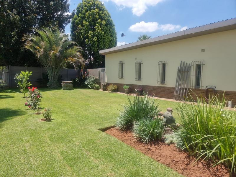 6 Bedroom Property for Sale in Rothdene Gauteng