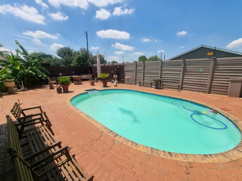 6 Bedroom Property for Sale in Rothdene Gauteng