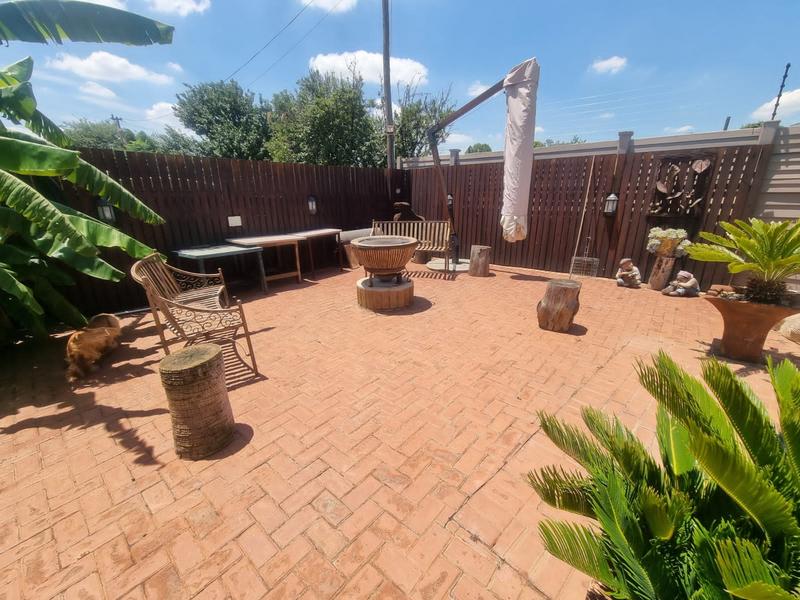 6 Bedroom Property for Sale in Rothdene Gauteng