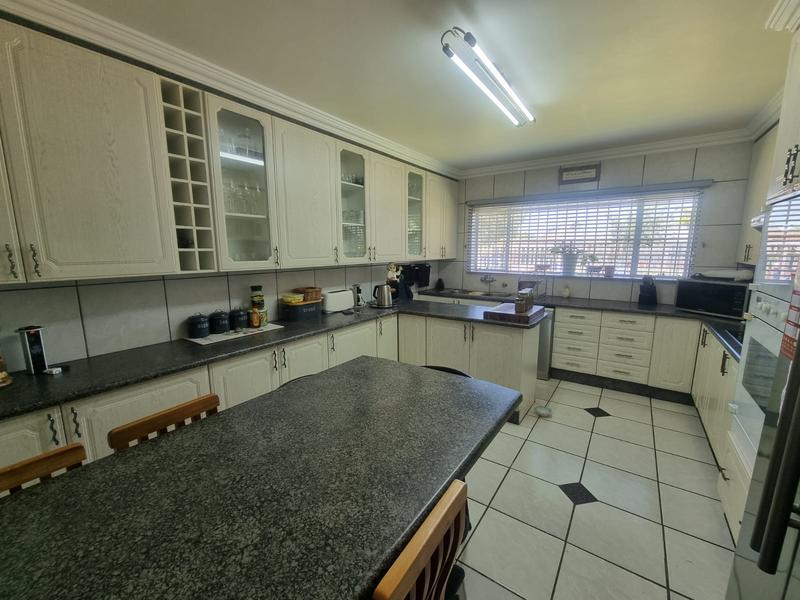 6 Bedroom Property for Sale in Rothdene Gauteng