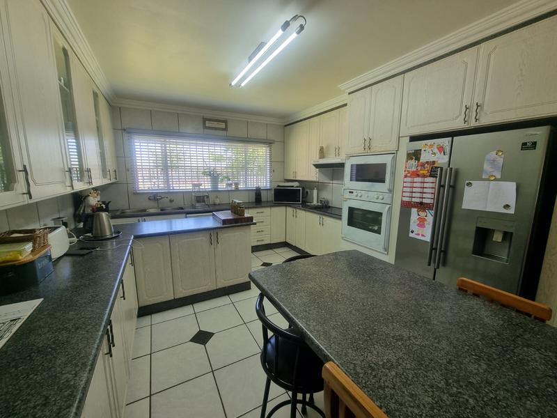 6 Bedroom Property for Sale in Rothdene Gauteng