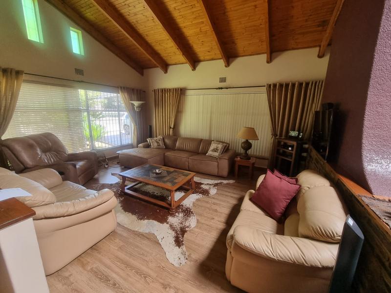 6 Bedroom Property for Sale in Rothdene Gauteng