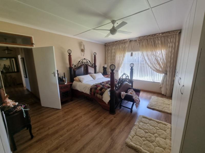 6 Bedroom Property for Sale in Rothdene Gauteng