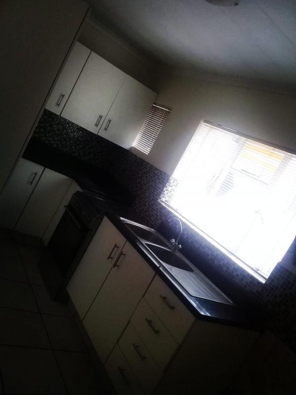 To Let 1 Bedroom Property for Rent in Sandringham Gauteng