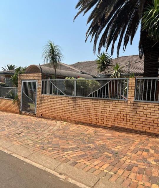 4 Bedroom Property for Sale in Lenasia Gauteng