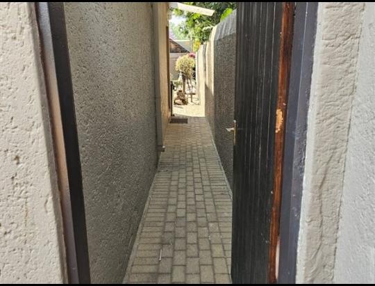 To Let 1 Bedroom Property for Rent in Magaliessig Gauteng