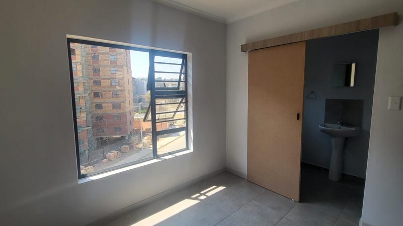 To Let 1 Bedroom Property for Rent in Grand Central Gauteng