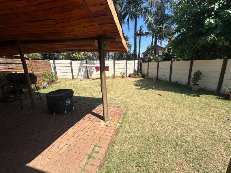 6 Bedroom Property for Sale in Rooihuiskraal Gauteng