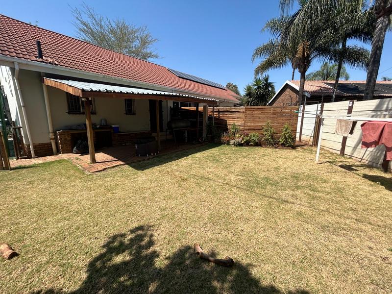 6 Bedroom Property for Sale in Rooihuiskraal Gauteng