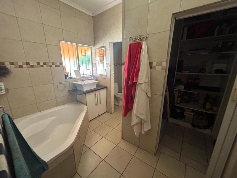 6 Bedroom Property for Sale in Rooihuiskraal Gauteng