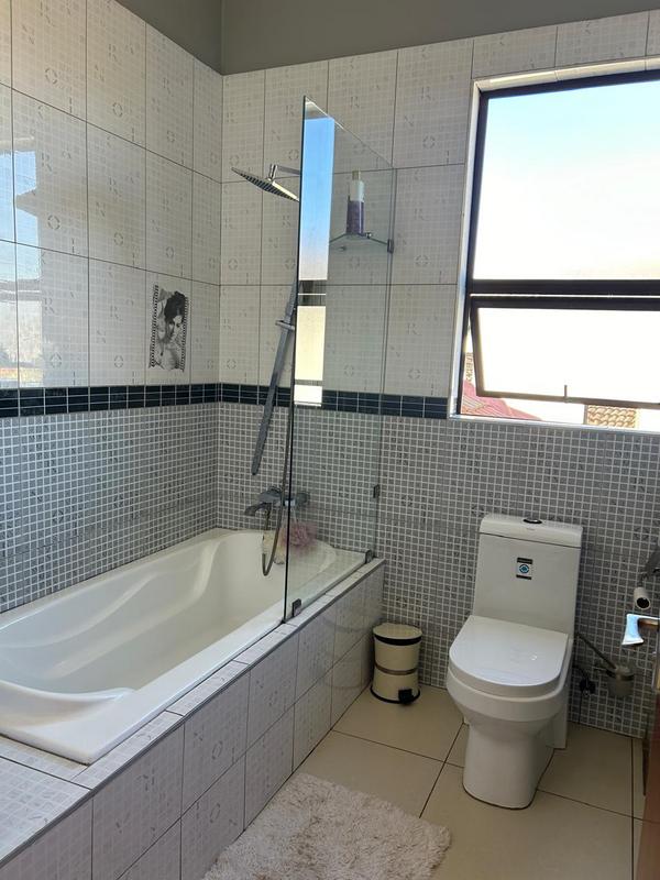 5 Bedroom Property for Sale in Monavoni Gauteng