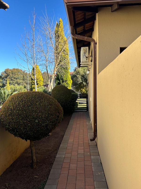 5 Bedroom Property for Sale in Monavoni Gauteng