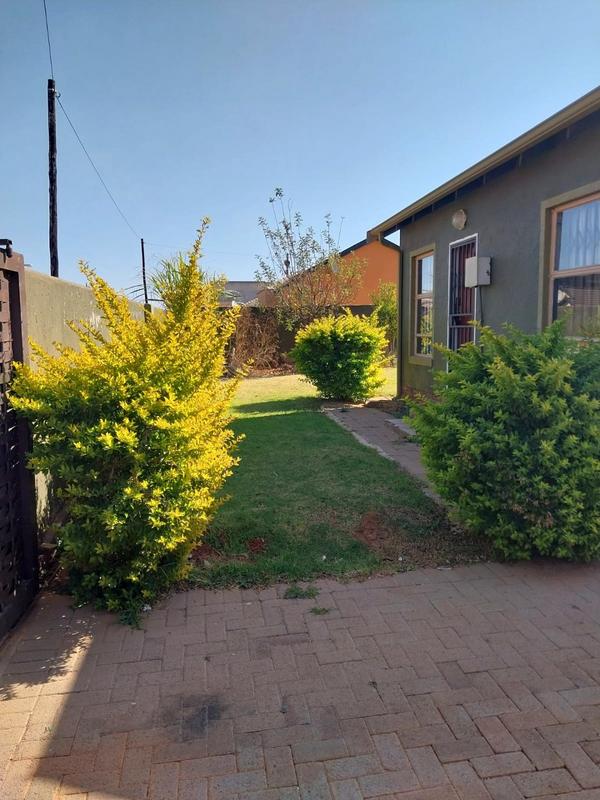 To Let 2 Bedroom Property for Rent in Bram Fischerville Gauteng