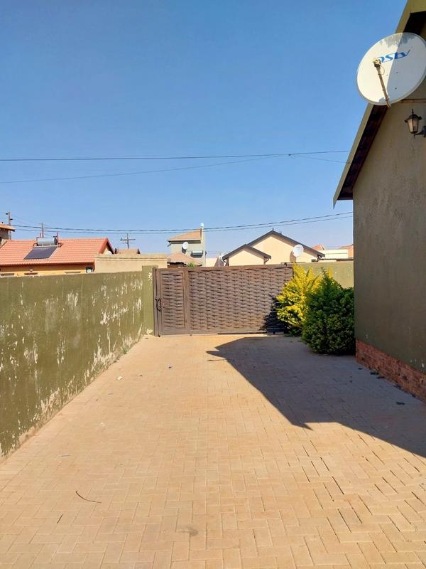 To Let 2 Bedroom Property for Rent in Bram Fischerville Gauteng