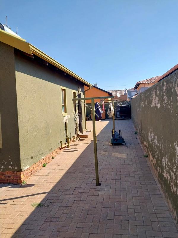 To Let 2 Bedroom Property for Rent in Bram Fischerville Gauteng