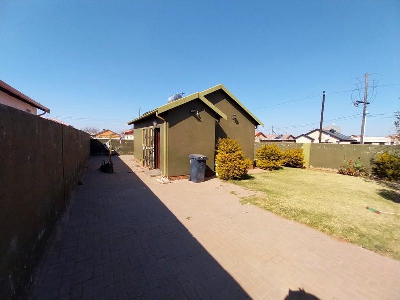 To Let 2 Bedroom Property for Rent in Bram Fischerville Gauteng