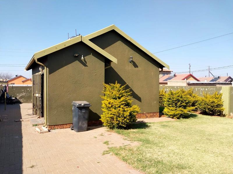 To Let 2 Bedroom Property for Rent in Bram Fischerville Gauteng