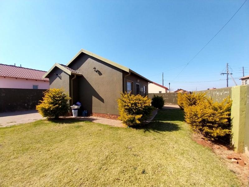 To Let 2 Bedroom Property for Rent in Bram Fischerville Gauteng