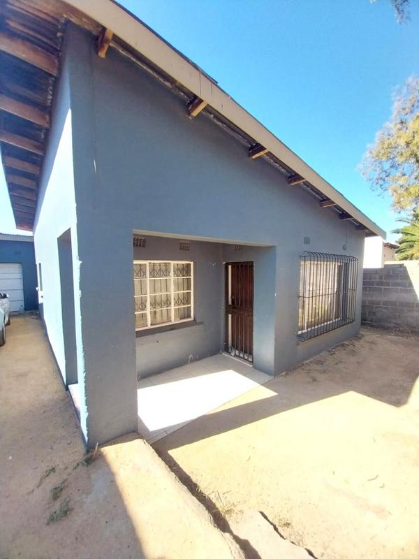 To Let 3 Bedroom Property for Rent in Mofolo Gauteng