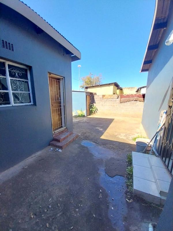 To Let 3 Bedroom Property for Rent in Mofolo Gauteng