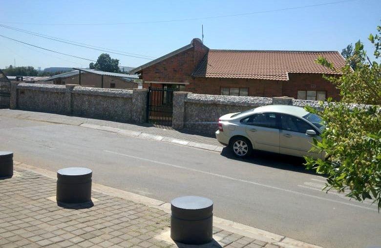 To Let 3 Bedroom Property for Rent in Orlando Gauteng