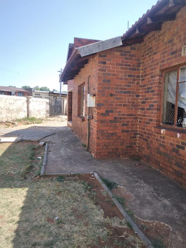 To Let 3 Bedroom Property for Rent in Orlando Gauteng