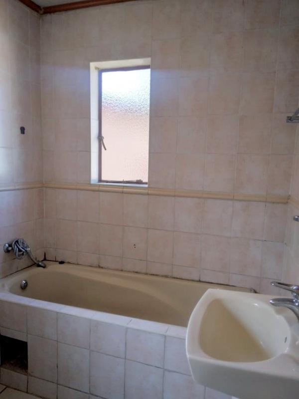 To Let 3 Bedroom Property for Rent in Orlando Gauteng