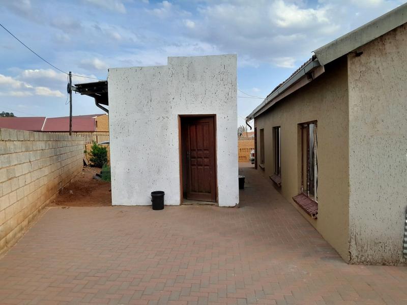 2 Bedroom Property for Sale in Chiawelo Gauteng