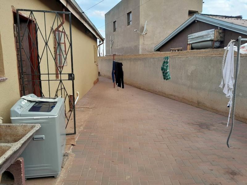 2 Bedroom Property for Sale in Chiawelo Gauteng