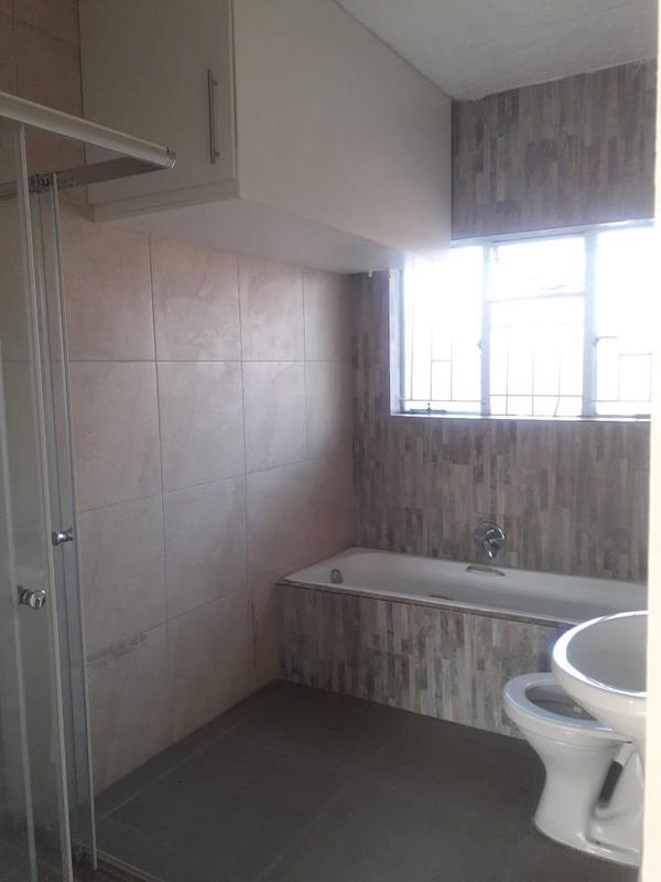 2 Bedroom Property for Sale in Cruywagenpark Gauteng