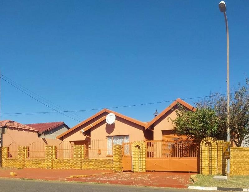 4 Bedroom Property for Sale in Dobsonville Gauteng