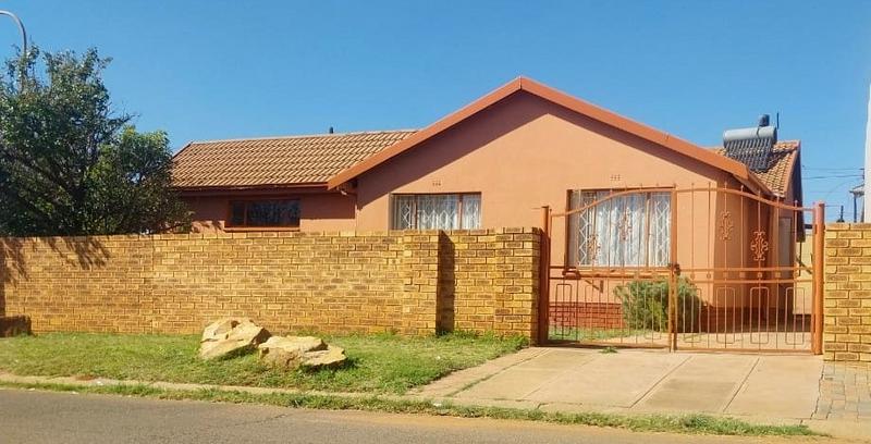 4 Bedroom Property for Sale in Dobsonville Gauteng