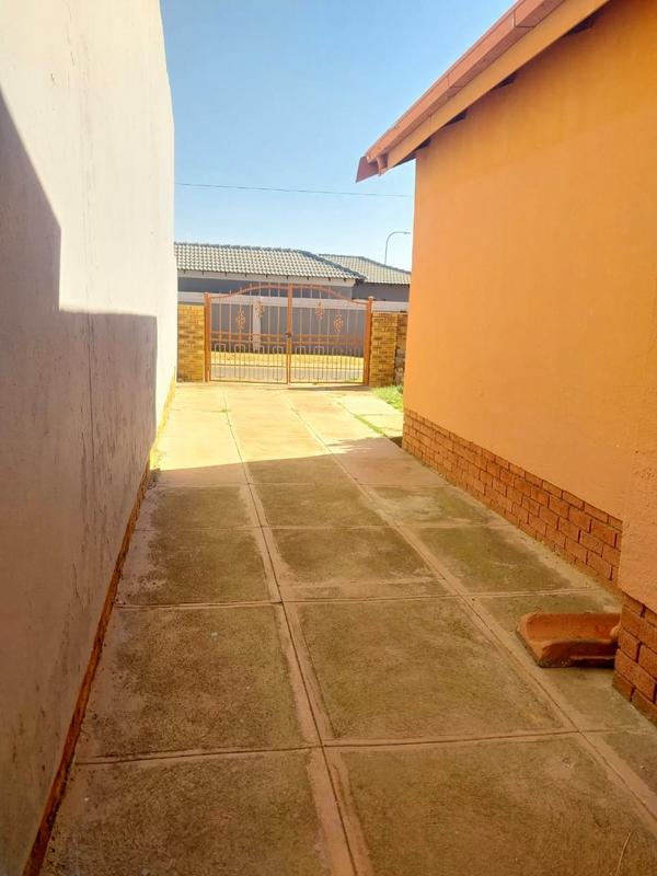 4 Bedroom Property for Sale in Dobsonville Gauteng