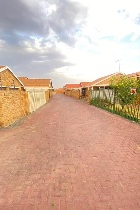 2 Bedroom Property for Sale in Eike Park Gauteng