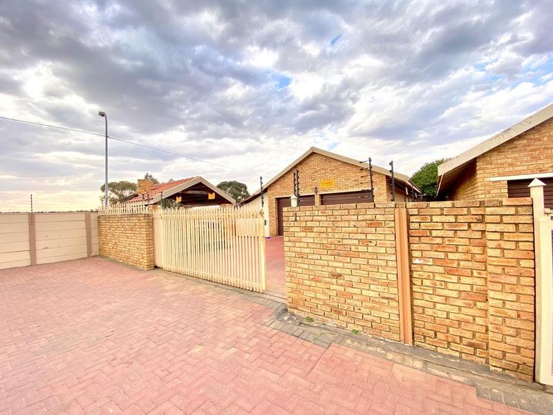 2 Bedroom Property for Sale in Eike Park Gauteng