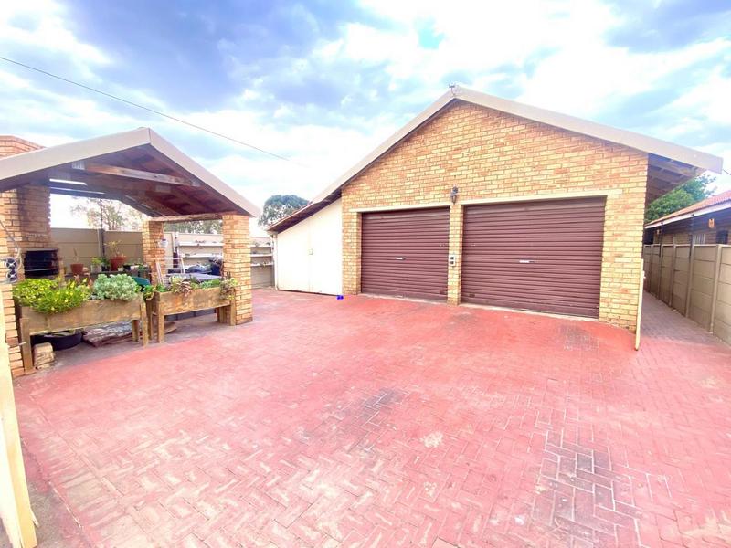 2 Bedroom Property for Sale in Eike Park Gauteng