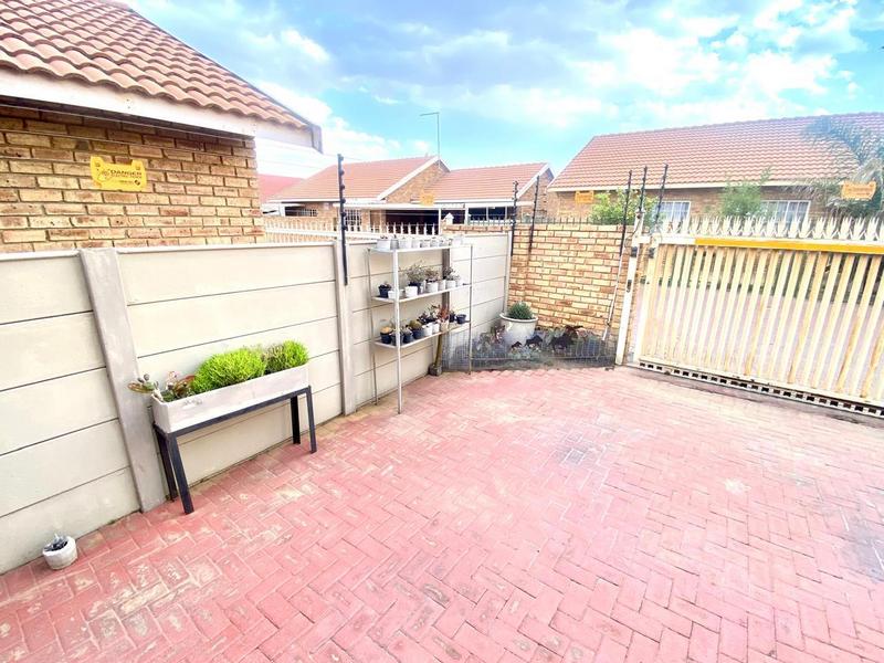 2 Bedroom Property for Sale in Eike Park Gauteng