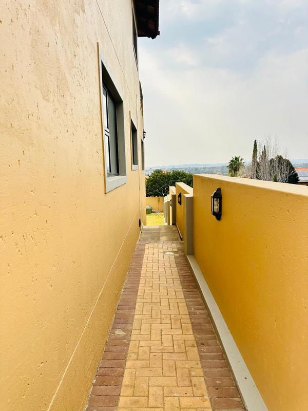 4 Bedroom Property for Sale in Featherbrooke Estate Gauteng