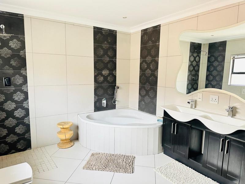 4 Bedroom Property for Sale in Featherbrooke Estate Gauteng