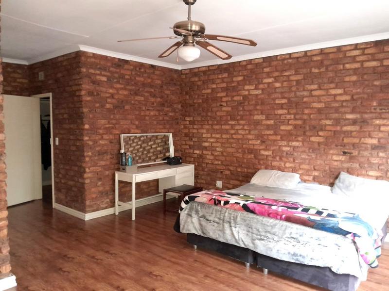 5 Bedroom Property for Sale in Florida Hills Gauteng