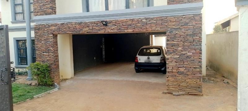 5 Bedroom Property for Sale in Kagiso Gauteng