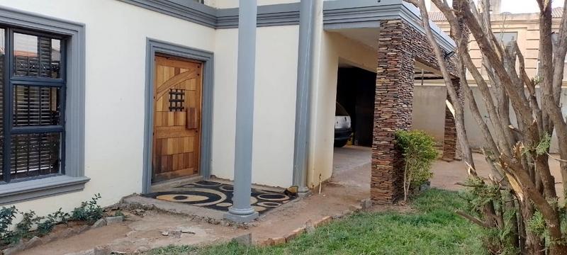 5 Bedroom Property for Sale in Kagiso Gauteng