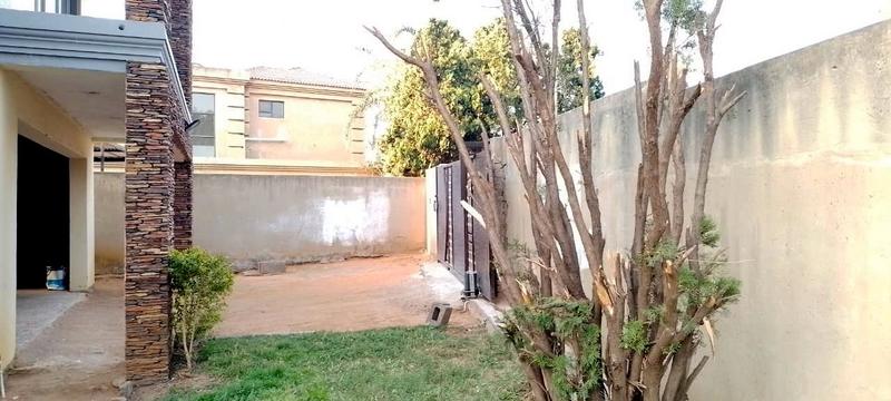 5 Bedroom Property for Sale in Kagiso Gauteng