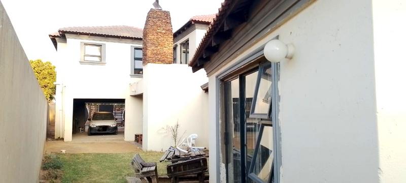 5 Bedroom Property for Sale in Kagiso Gauteng