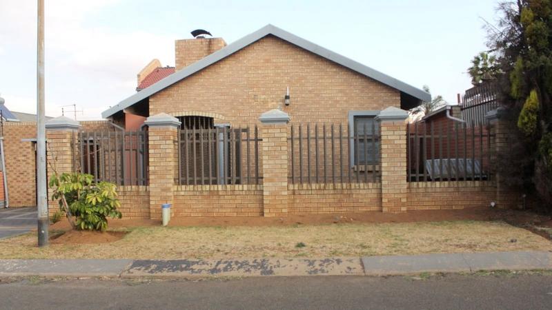 4 Bedroom Property for Sale in Lenasia South Gauteng