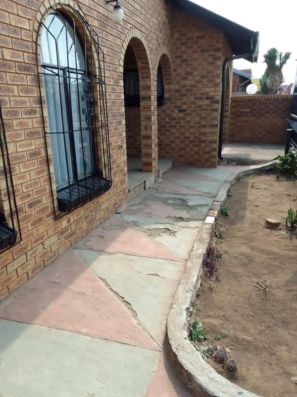 2 Bedroom Property for Sale in Tladi Gauteng